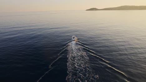 lancha rápida cabalgando hacia la puesta de sol en el mar mediterráneo