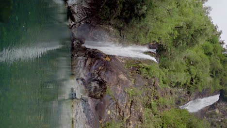 vista vertical de la cascada de río blanco en el parque nacional de hornopiren, hualaihue, sur de chile