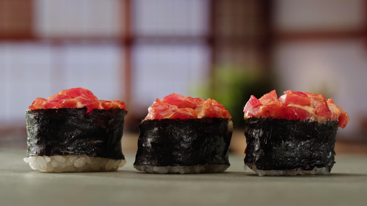 Köstliche Sushi-Rollen mit einem Pinsel zubereiten