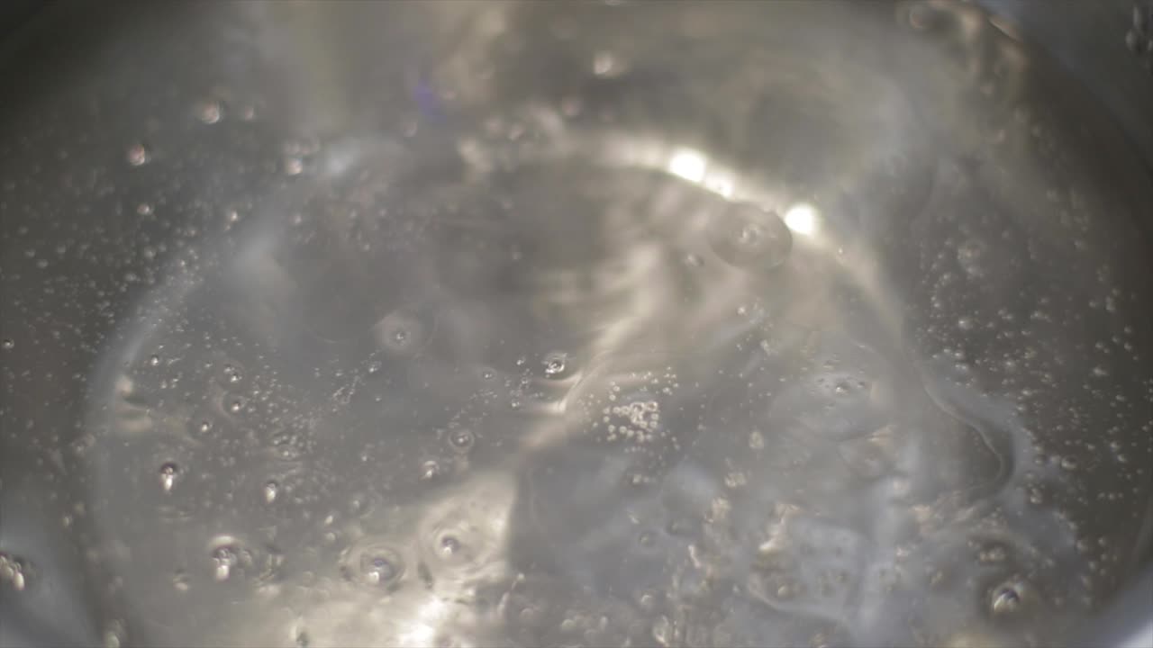 Acqua bollente mescolata con olio in una pentola