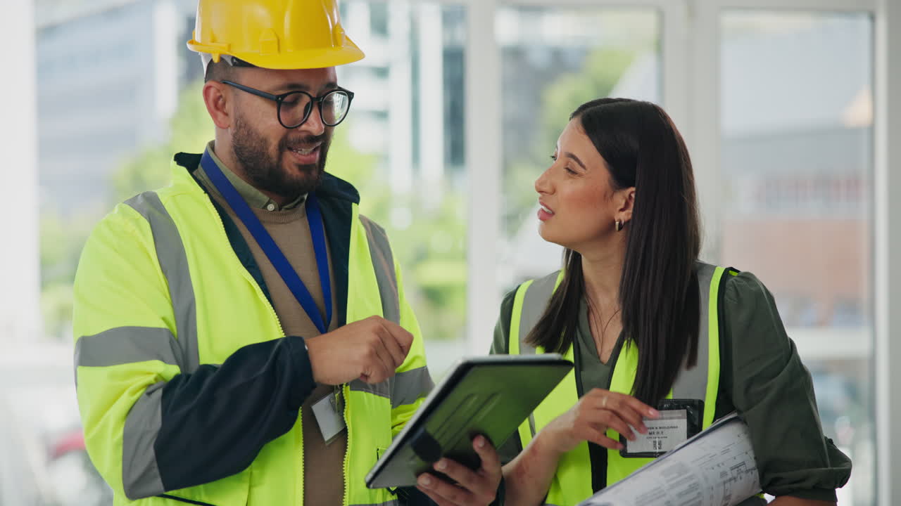 trabajadores de la construcción que revisan los planes