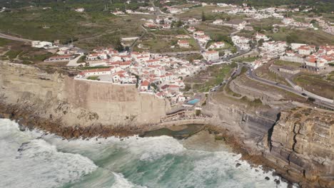 Azenhas-Do-Mar-Impresionante-Pueblo-Construido-Sobre-Un-Acantilado-Rocoso-En-La-Costa-Atlántica-Cerca-De-Sintra,-Portugal