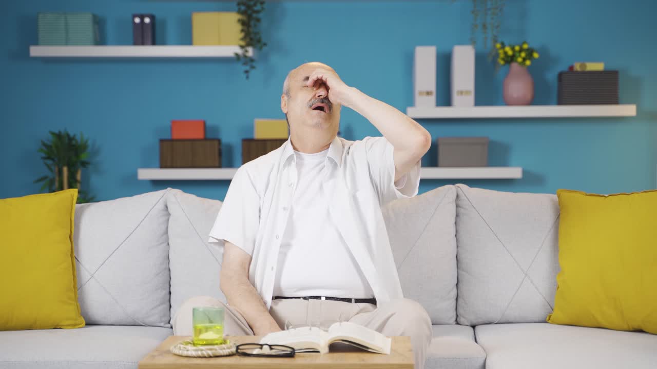 호흡 곤란한  ⁇ 은이가 호흡을 어렵게 하고 있습니다.