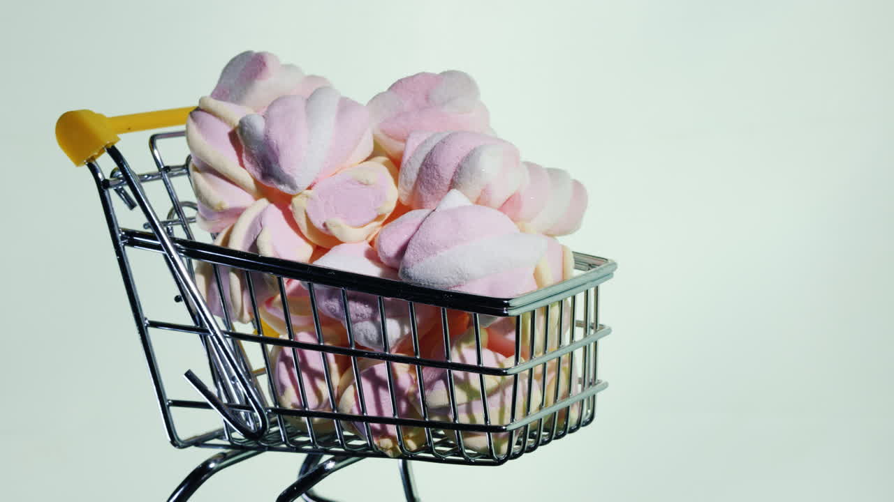 검정색 배경 4k 비디오의 쇼핑 트롤리에 있는 과자