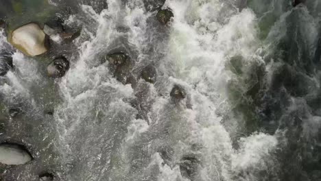 Intensive-Wildwasser-Stromschnellen-In-Einem-Fluss