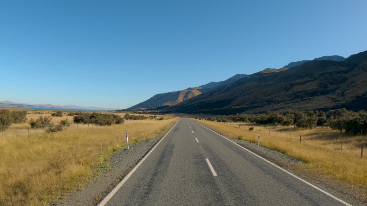 viajando en la carretera de asfalto cerca de la ciudad de twizel en la isla sur, nueva zelanda