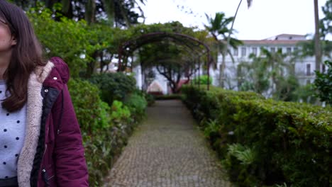 una mujer se pasea entre las exuberantes plantas en el jardín duque da terceira, angra do heroismo