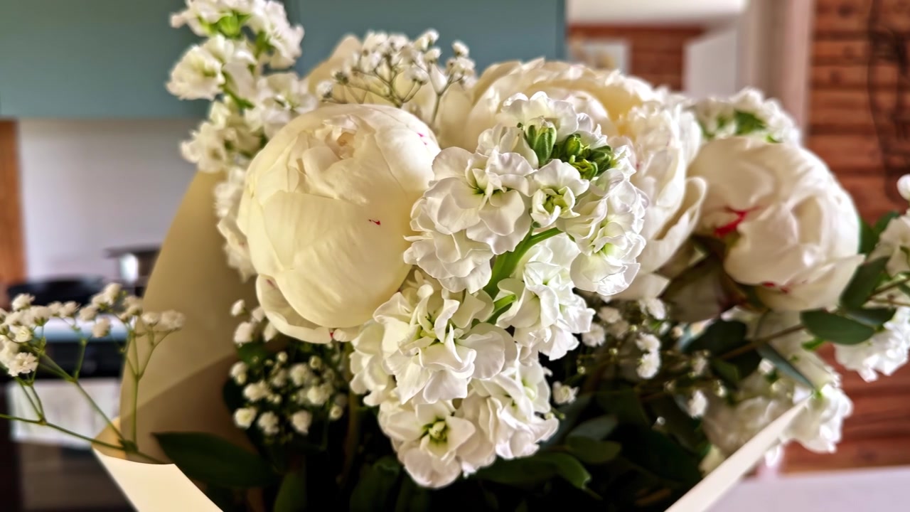 Elegante bouquet di peonie bianche fresche e fiori di gypsophila per una celebrazione nuziale.