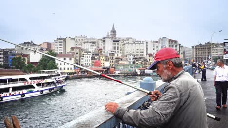 la gente pesca desde el puente galata en estambul. el puente es bien conocido por la pesca con caña