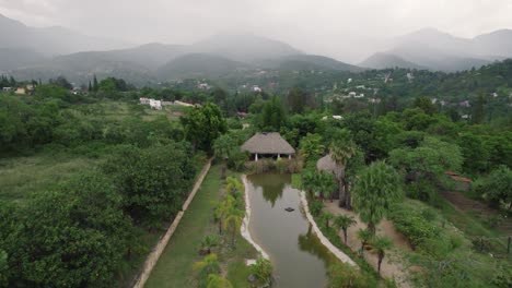 con vistas al verde paisaje de oaxaca con casas, méxico en medio de un telón de fondo montañoso - aero