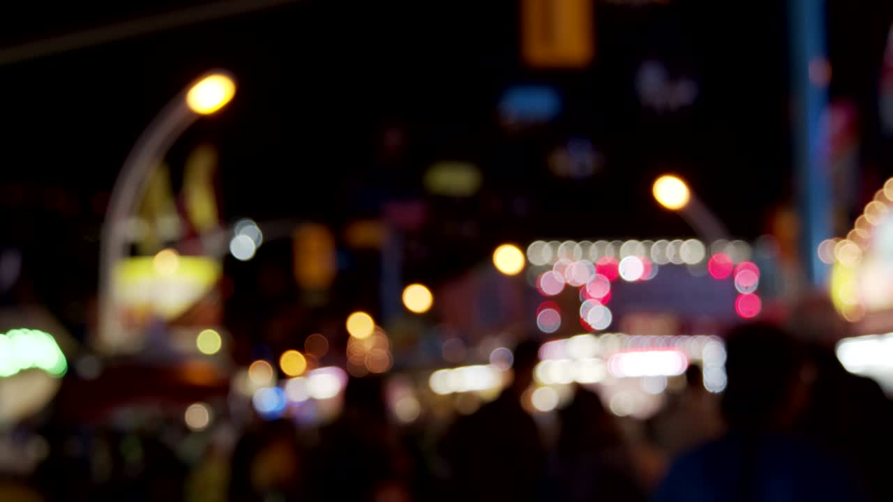 el recinto de la feria de carnaval por la noche. imágenes desenfocadas.