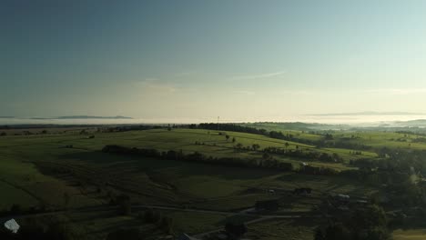 Friedliche-Landschaft-Eines-Kleinen-Dorfes-In-Ländlicher-Wiesenlandschaft