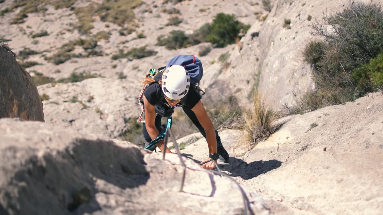 Tecnici sportivi d'arrampicata controllano le condizioni di una via ferrata a Villena, Comunità Valenciana, Spagna