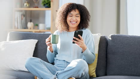 Mujer-Leyendo-Un-Mensaje-De-Texto-En-Un-Teléfono