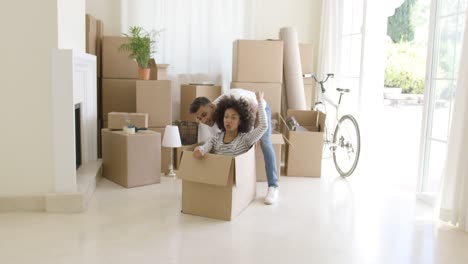 Lustige-Junge-Frau-In-Einer-Verpackung