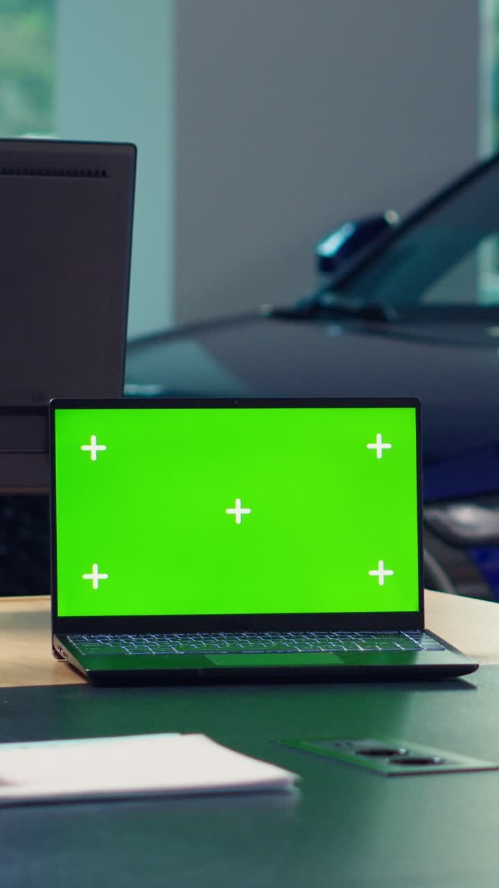 Laptop mit Greenscreen-Anzeige auf dem Schreibtisch im Autohaus