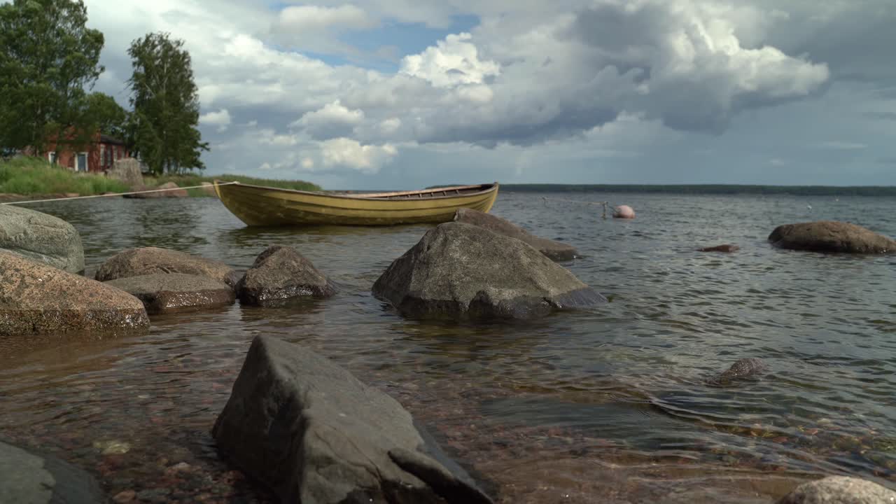 inclemencias del tiempo sobre la bahía de käsmu, mar báltico, estonia, tiro estático