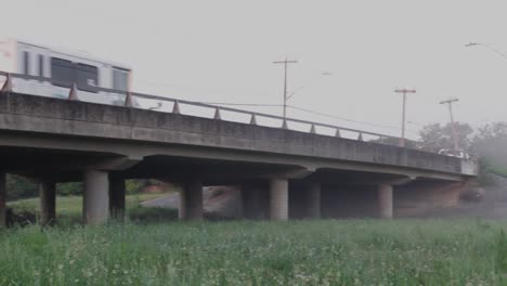 paso elevado de la calle en un campo de niebla en san antonio texas