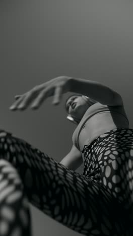 mujer con ropa deportiva, ángulo de visión bajo