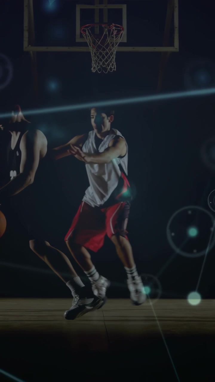 Dúo de baloncesto intercambiando la posesión, avanzando y saltando hacia la canasta para anotar, con nodos intensificándose.