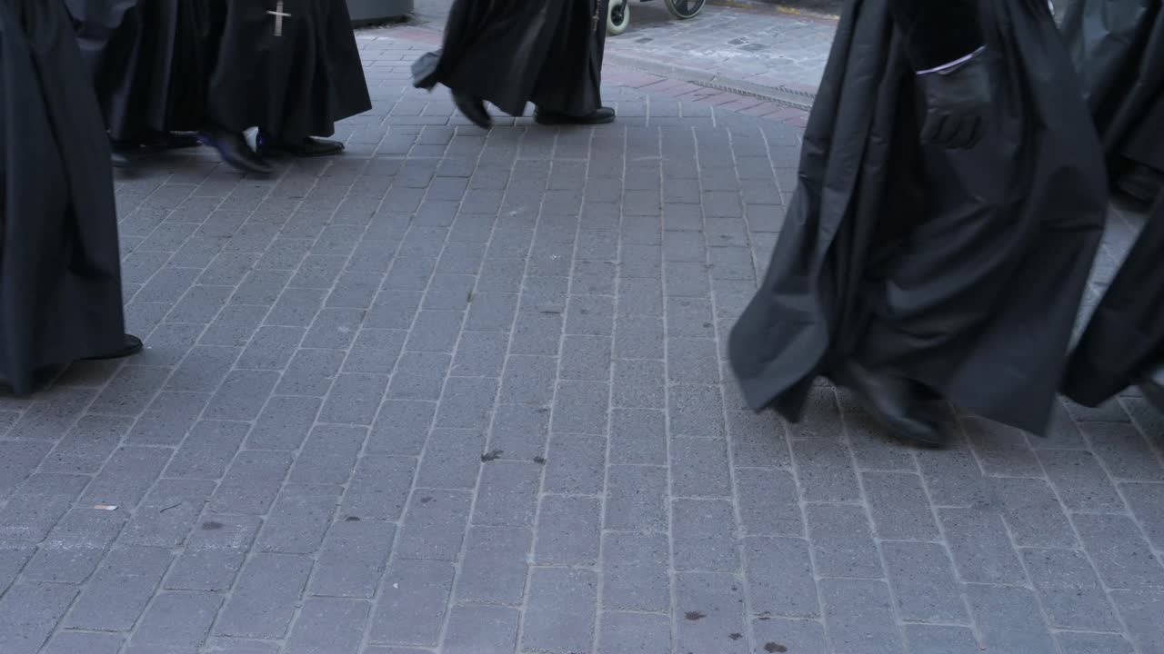 Vista di costaleros che trasportano un passo religioso della Settimana Santa durante una processione a Sagunto, Spagna.
