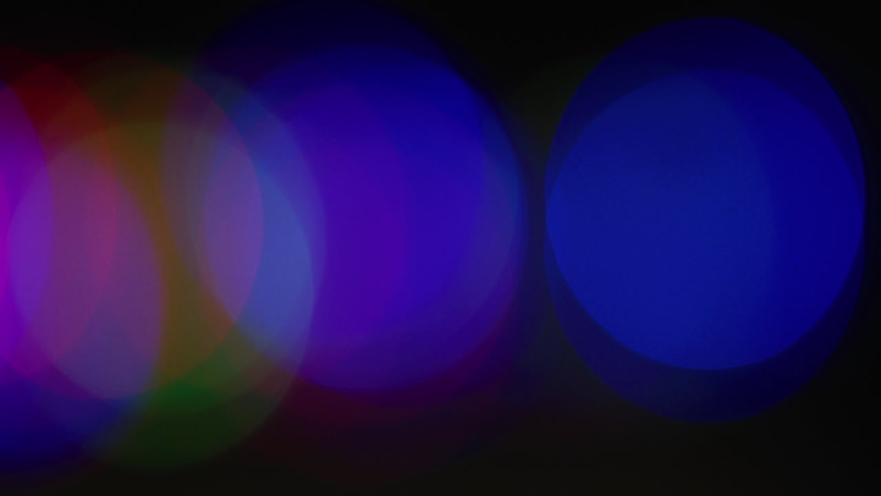 múltiples luces multicolores parpadeando sobre un fondo negro