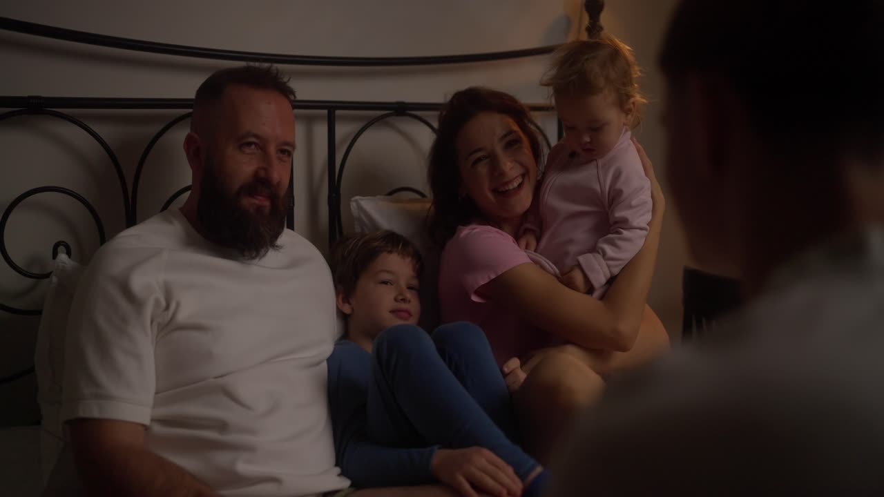 잠자리에 들기 전의 가족 유대