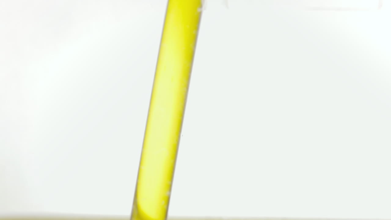 맛있는 올리브 오일 이 투명 한 용기 를 가득 채우는 매력적 인 흐름