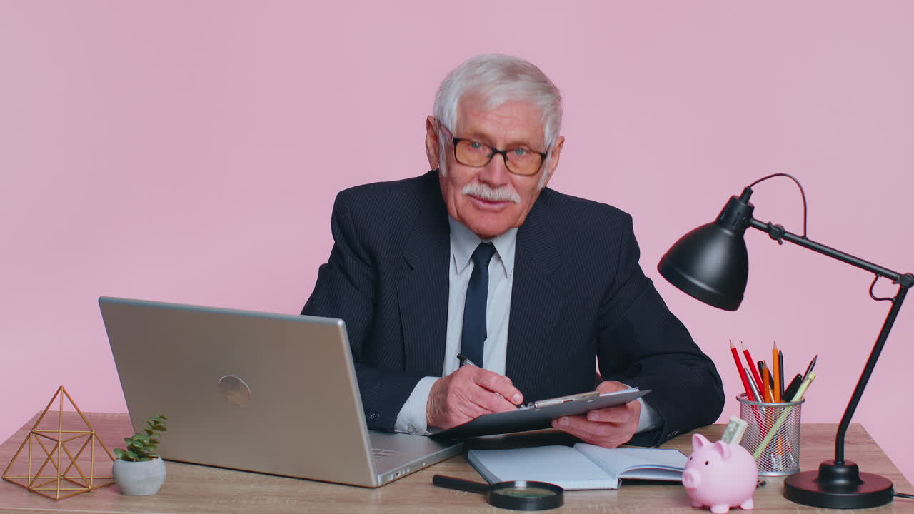 상급 사업가, 감독, 인터뷰, 직업 논의, 분홍색 사무실에서 비디오 컨퍼런스 통화