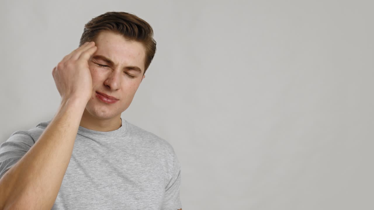 joven que experimenta frustración o dolor de cabeza