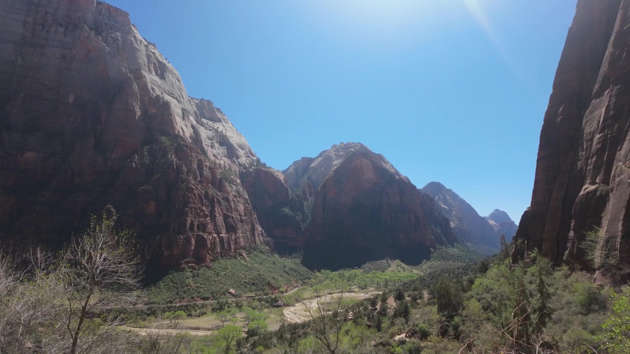 Vista sulla valle del Parco Nazionale di Zion circondata da scogliere su tutti i lati in una giornata di sole