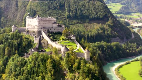 Increíble-Vista-De-Pájaro-Del-Castillo-Alpino-Werfen-Cerca-De-Salzburgo,-Alpes-Austriacos,-Austria,-Europa