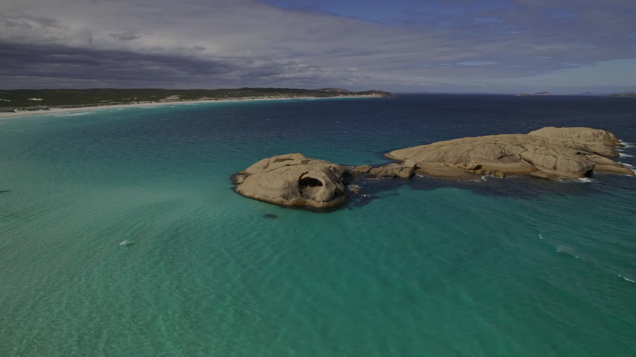 에스페란스의 트와일라이트 비치 (twilight beach) 에 있는 칠록색 물과 호보스 바위의 드론 영상