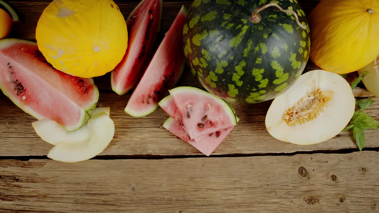 테이블에 개진 멜론과 수박이 있습니다.