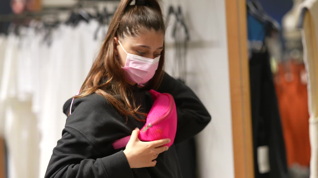 adolescente probando ropa en una tienda de ropa