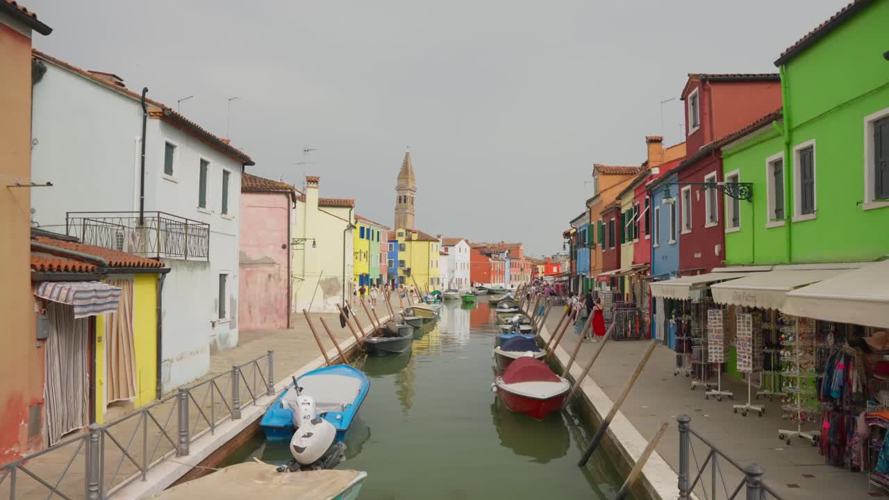 Casas coloridas y canal en Burano, Venecia, Italia - Plano general