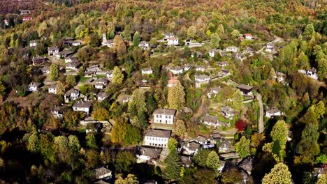 Pintoresco-Pueblo-Forestal-Tradicional-Búlgaro-Disparo-De-Drone-De-Otoño