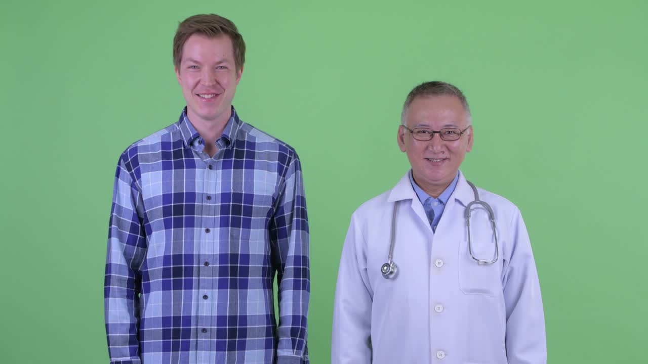 fotografía de estudio de un médico feliz y un paciente sonriendo contra un fondo verde