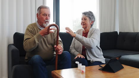 medicina, píldoras y ayuda con la vieja pareja en el sofá