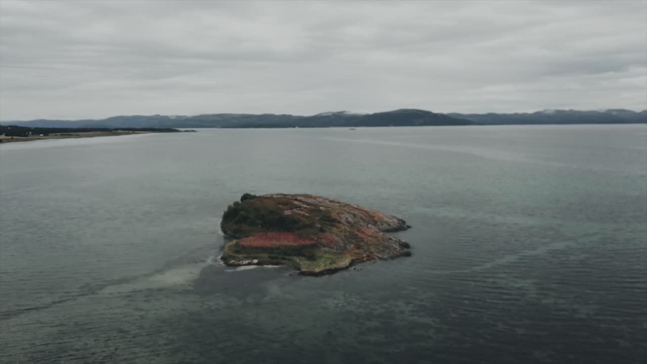 노르웨이 ørland 근처 바다의 작은 섬