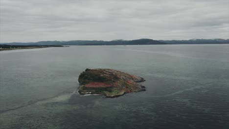 pequeña isla en el mar cerca de ørland, noruega