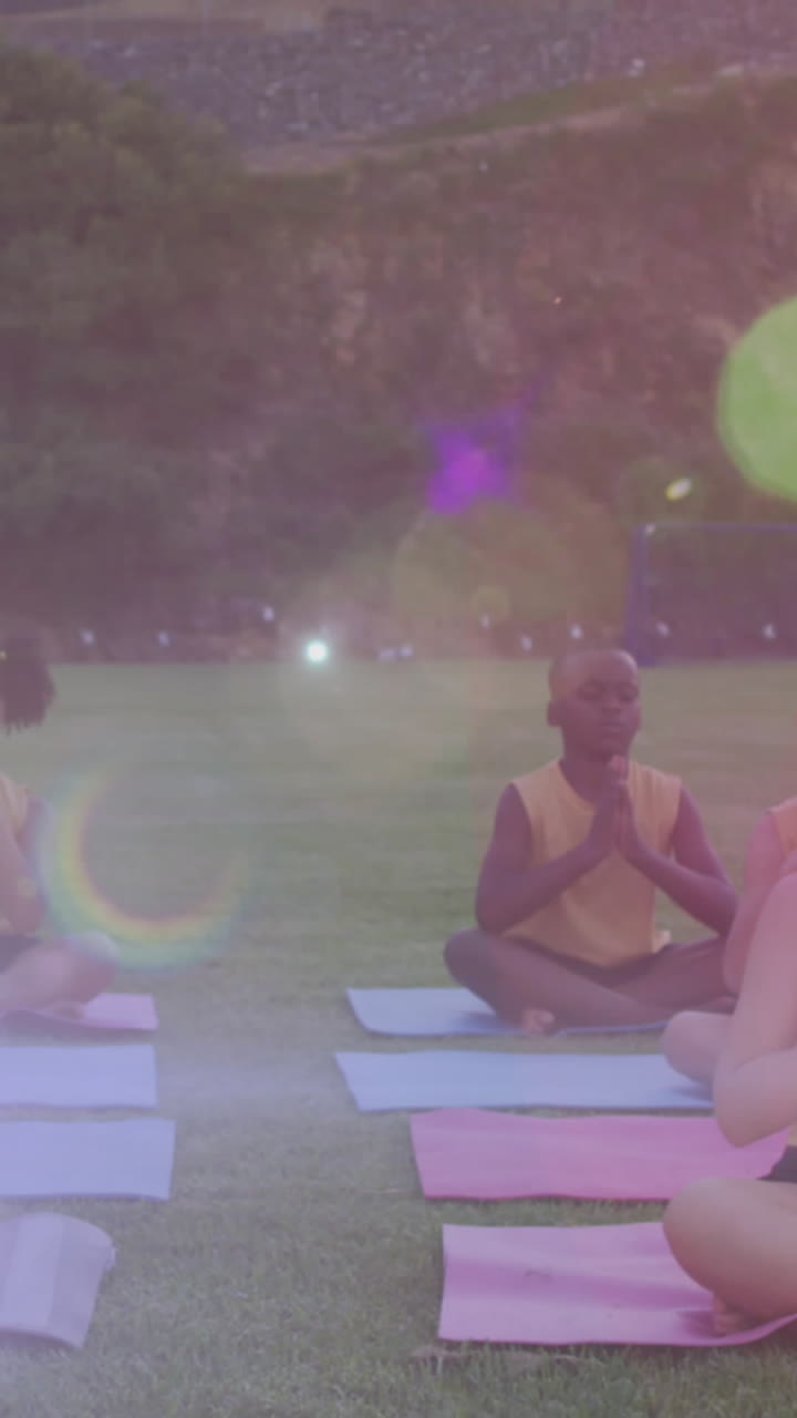animación de luces sobre diversos alumnos que practican yoga al aire libre