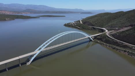 Vista-Aérea-Del-Puente-Roosevelt.-Lago-Roosevelt,-Arizona