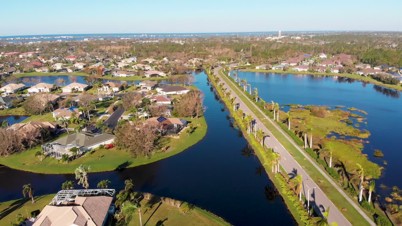 플로리다 주 잉글우드의 정수 지역에 있는 주택의 허리케인 피해에 대한 4k 드론 비디오 - 13