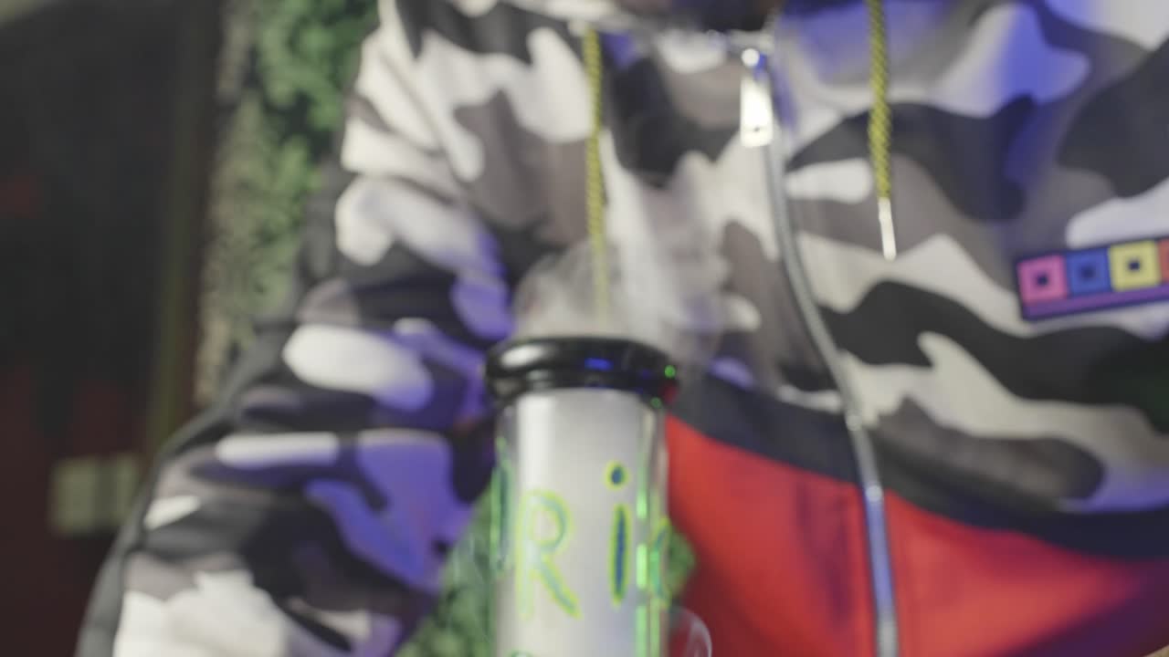 흑인 남자가 물 에서 대마초를 흡수하고 연기를 내쉬는 장면