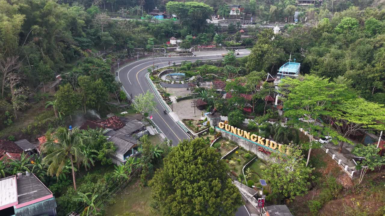 Vista aérea del tráfico rodado alrededor del monumento de bienvenida de Gunung Kidul