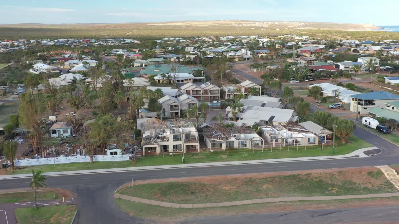 excelente toma aérea de los daños causados por el ciclón seroja a viviendas en kalbarri, australia, donde los techos han sido diezmados