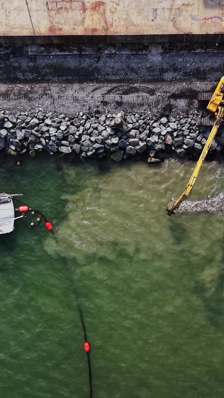 Draga ed escavatore al lavoro nel Porto di Burgas