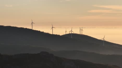 granja de molinos de viento al atardecer en portugal