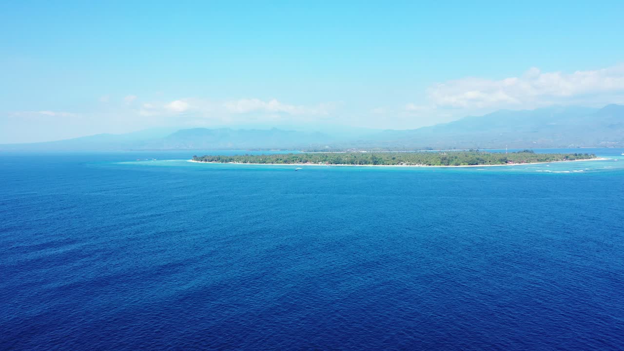 공중 바다, 안개 낀 아침의 열대 섬, 복사 공간이 있는 배경